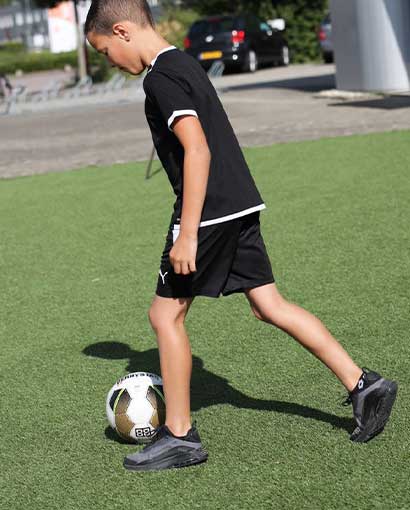 kind bewegen voetbal